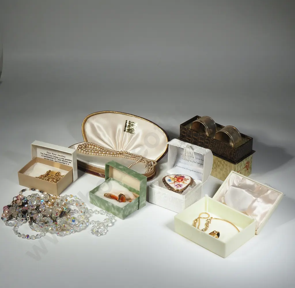 Large Assorted Lot of Costume Jewellery Image 1++