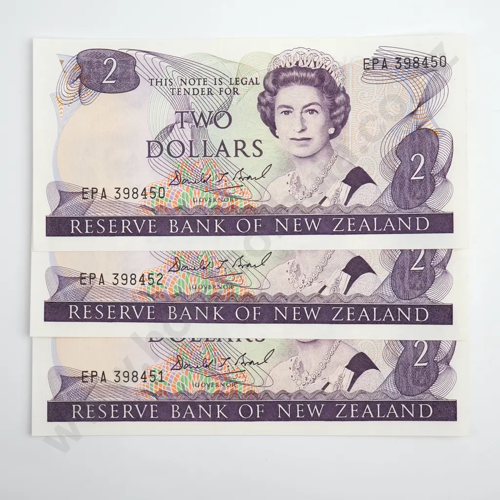 Brash Consecutive Trio 2 Dollars Banknotes, Almost Uncirculated Image 1++