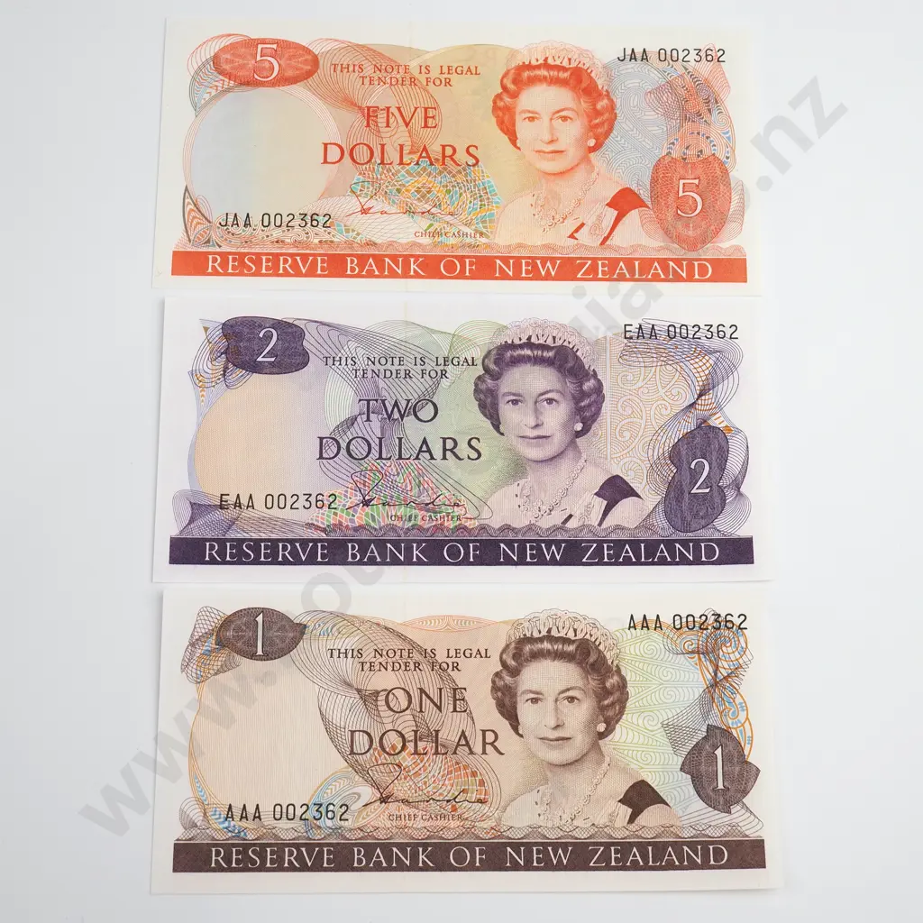 Hardie 5 Dollars, 2 Dollars & 1 Dollar Banknotes, Serials Identical Apart from First Letter, Almost Uncirculated Image 1++