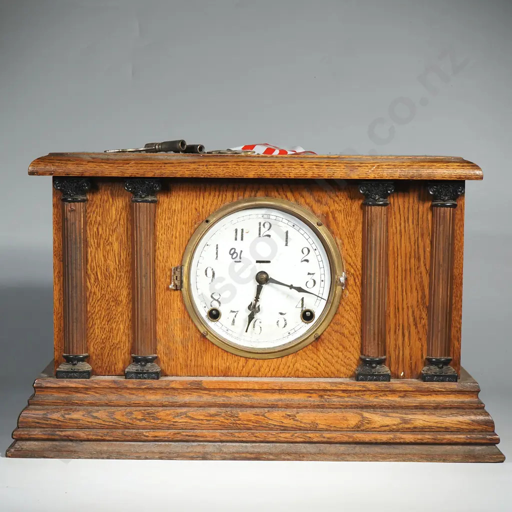 Oak Mantel Clock- With Key- AF non tested. Image 1++