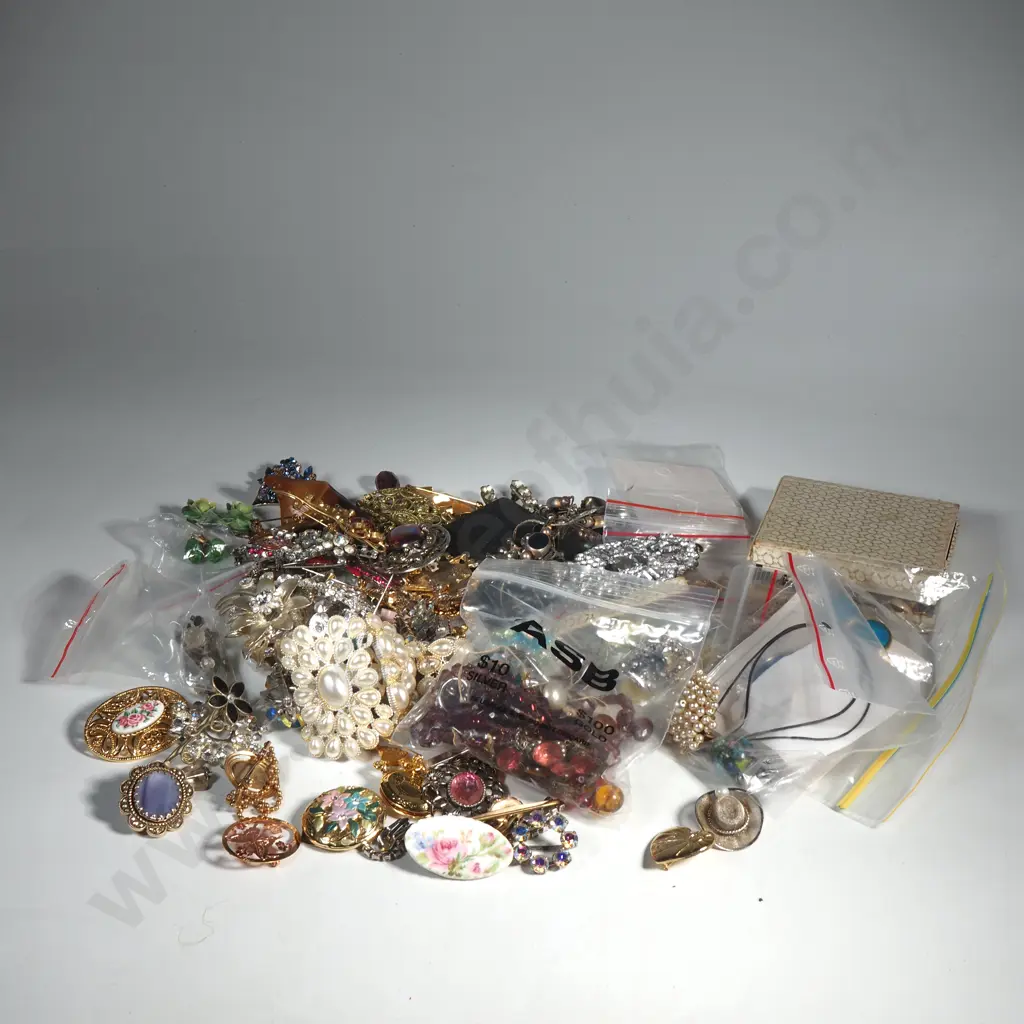 Assorted Bagged Costume Jewellery Image 1++