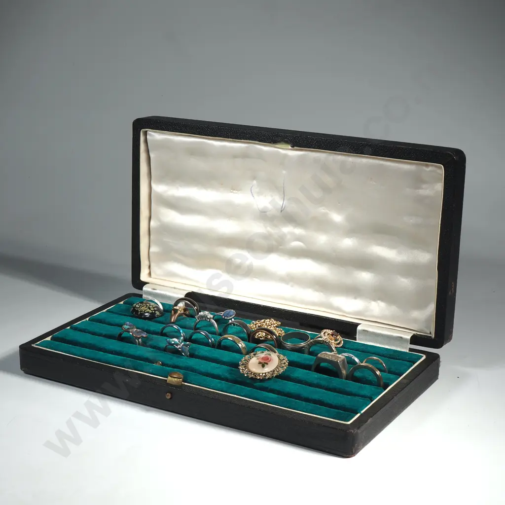 Vintage Ring Box Containing Some Costume Rings Image 1++