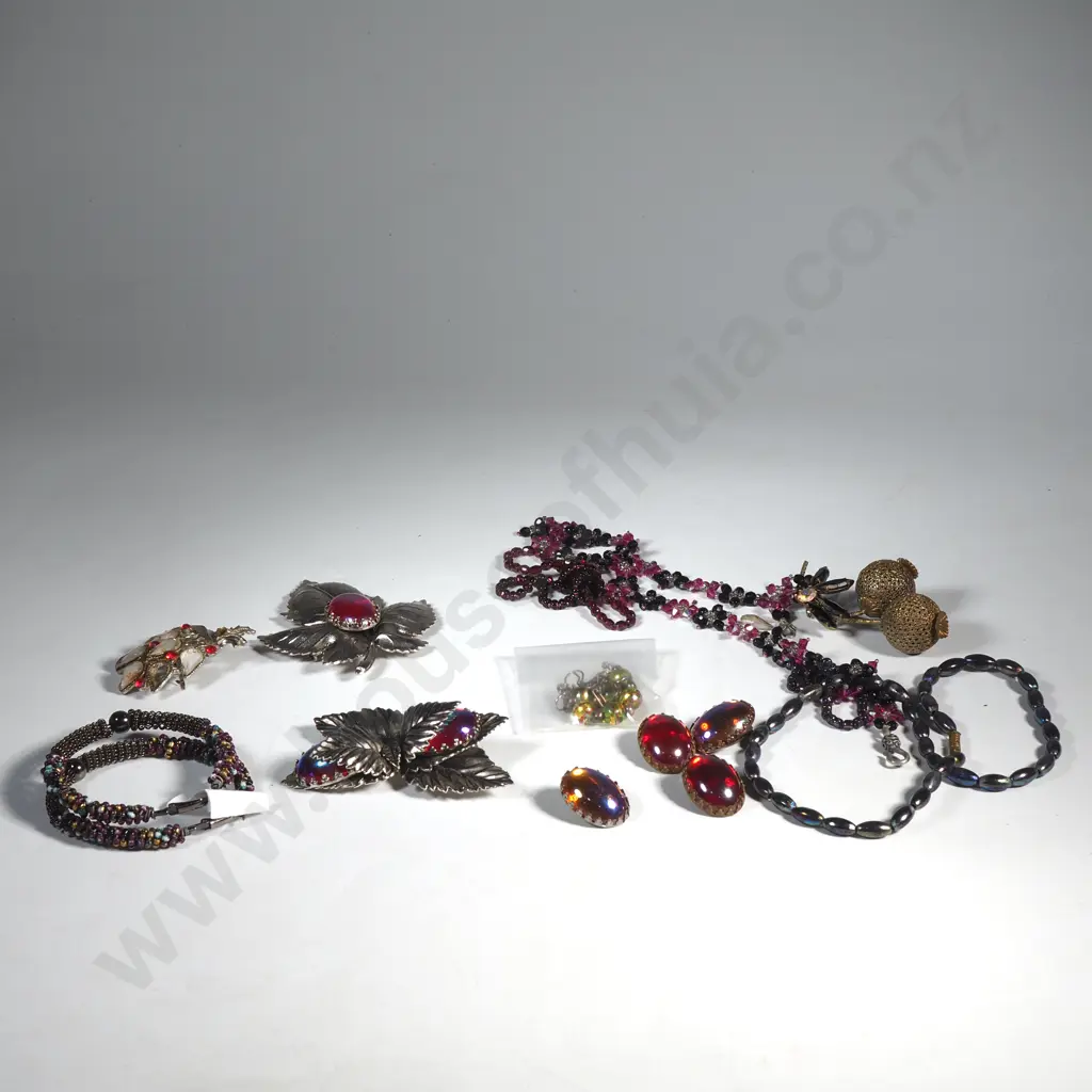 Collection of Coloured Stone Jewellery including Brooches, Necklaces & Earrings Image 1++