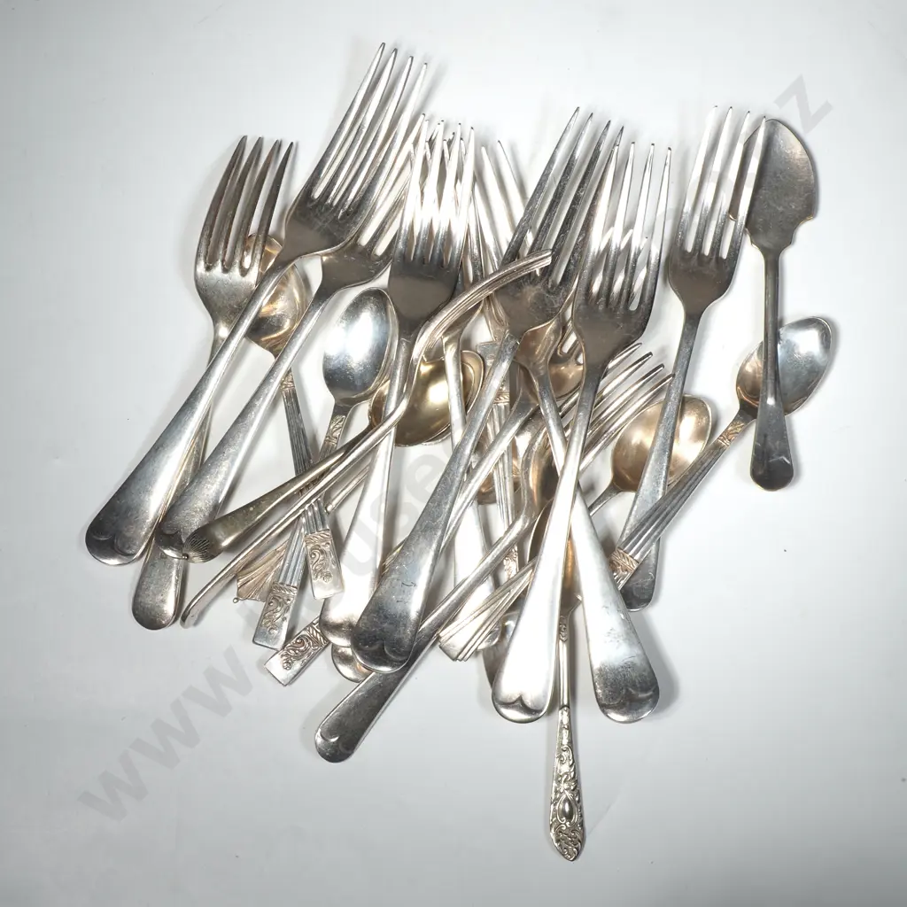 Silver Plate Cutlery Comprising Dinner Forks, Teaspoons & Jam spoon Image 1++