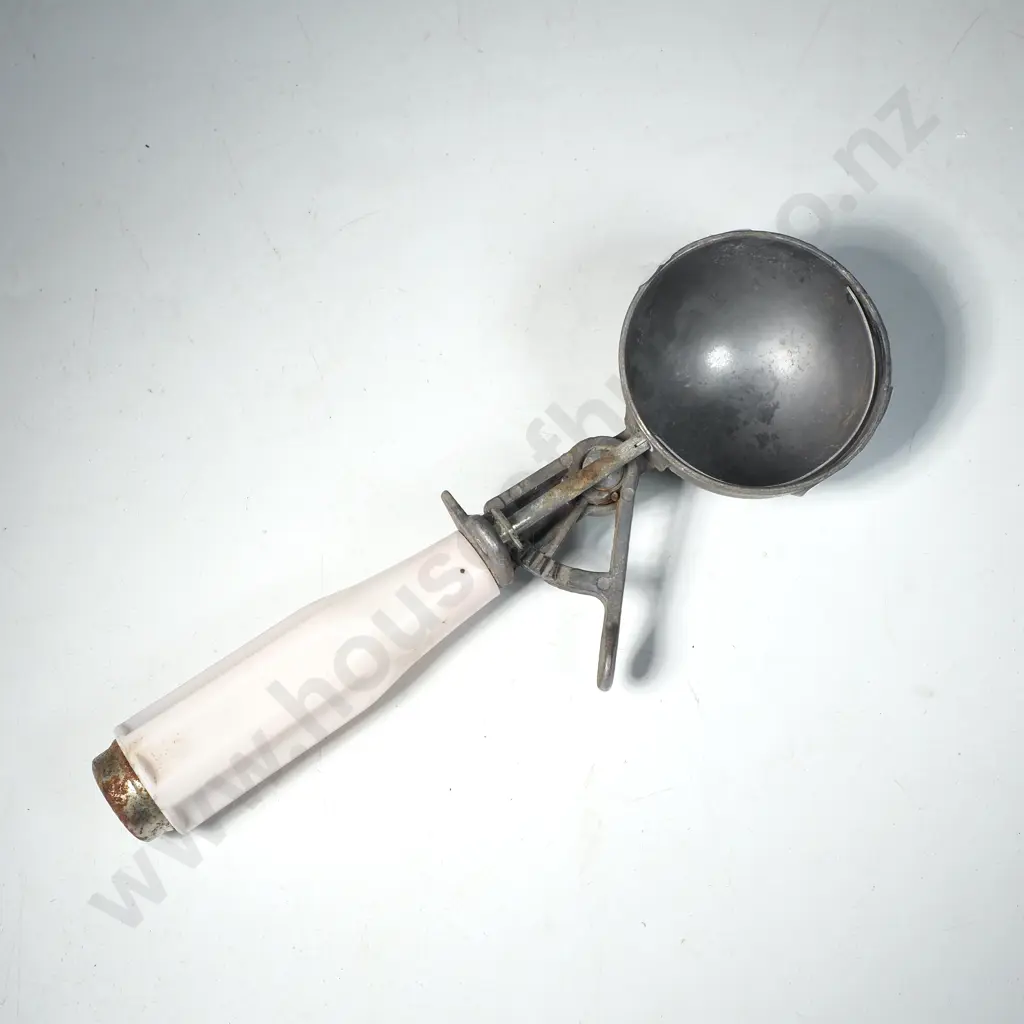Vintage Aluminum Plastic Handled Ice Cream Image 1++