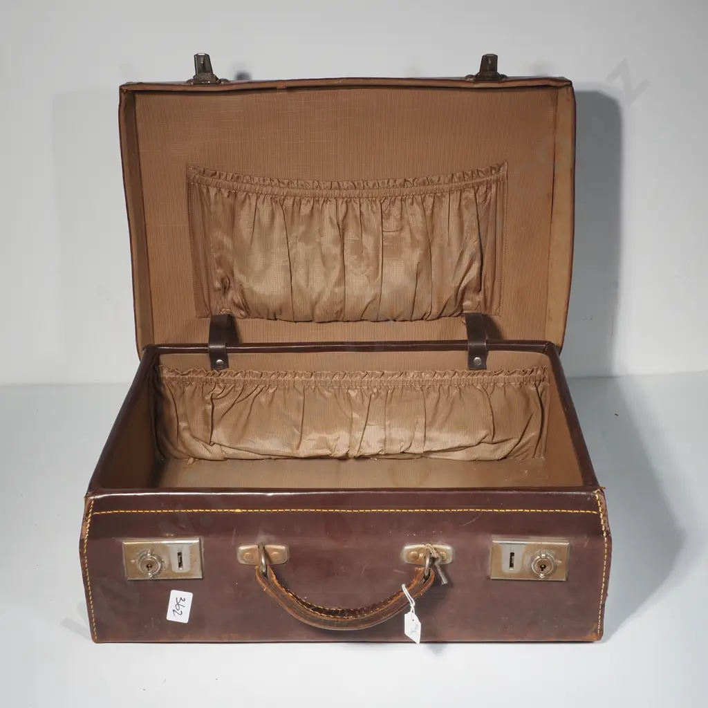 Quality Vintage Leather Suitcase w Lined Interior. Image 1++