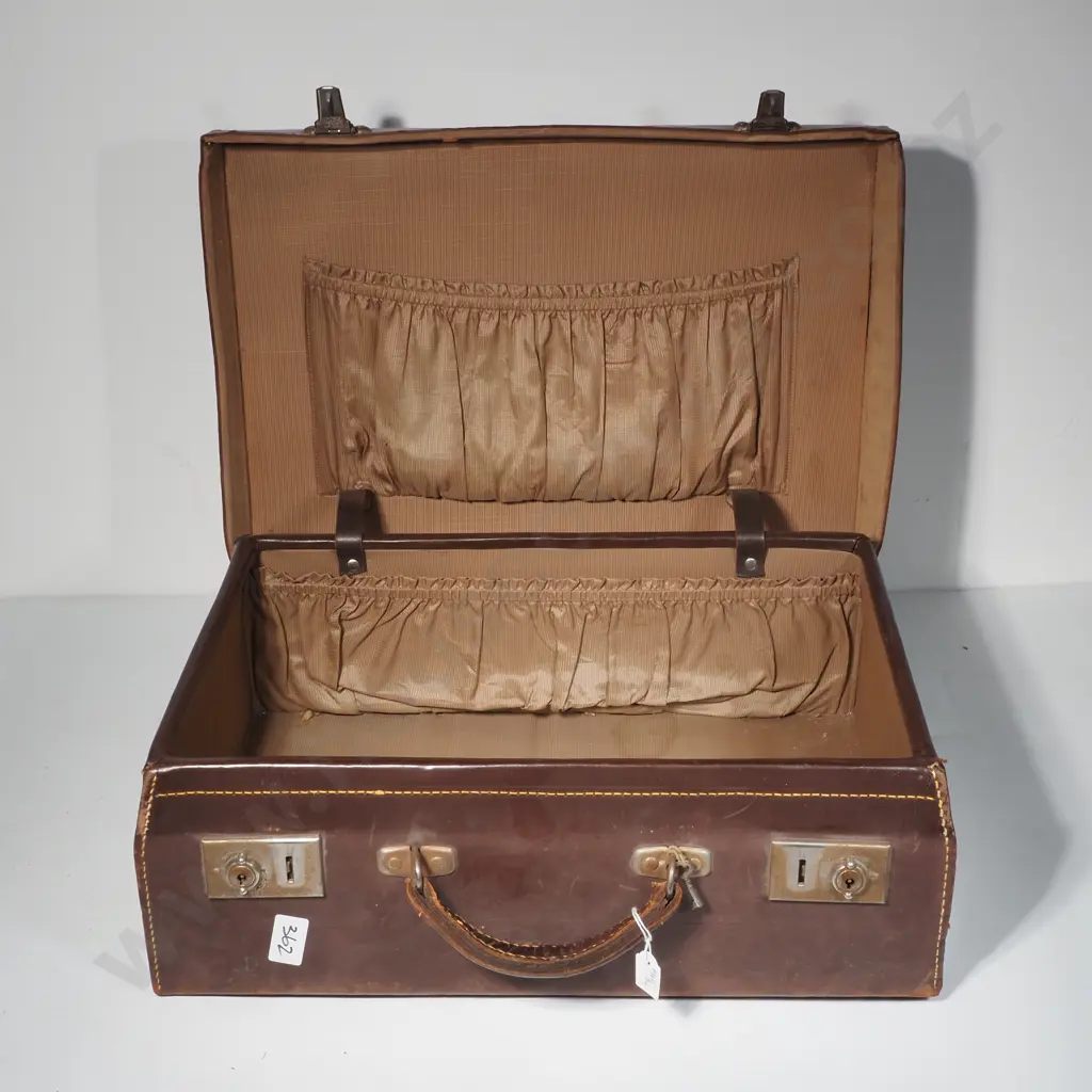 Quality Vintage Leather Suitcase w Lined Interior. Image 1++