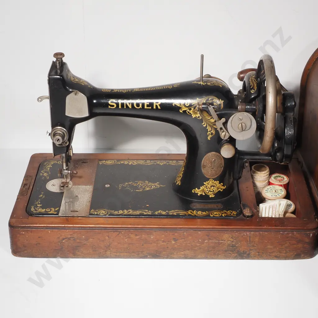 Vintage Singer Sewing Machine in Original Wood Case Image 1++