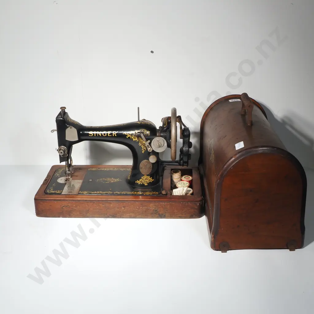 Vintage Singer Sewing Machine in Original Wood Case Image 1++