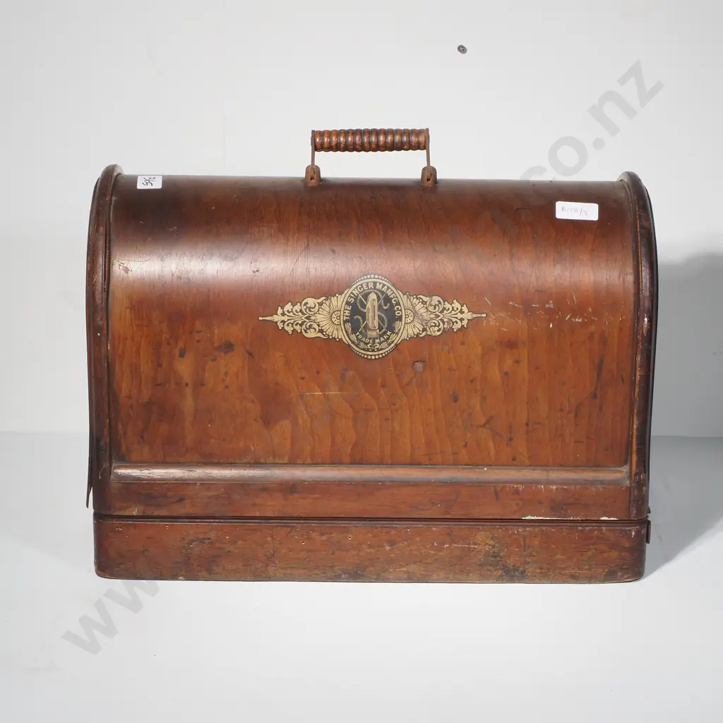 Vintage Singer Sewing Machine in Original Wood Case Image 1++