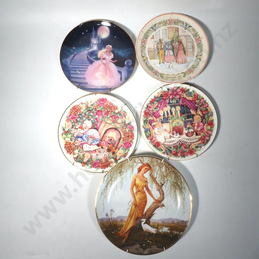 Five Cabinet Plates to include Two Royal Doulton The Night Before Christmas'& Seasons Greetings, Wedgwood Christmas 1988 Image 1++