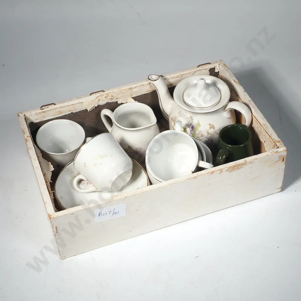 Antique China Dolls Tea Set Comprising Teapot, Cream Jug, Sugar Bowl & Four Cups & Saucer & a Small Green Jug Image 1++
