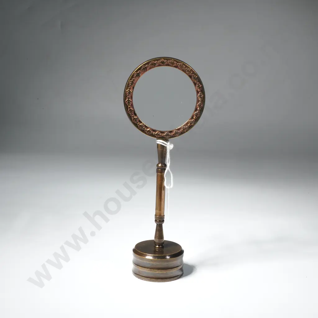 Standing Small Magnifying Glass Image 1++