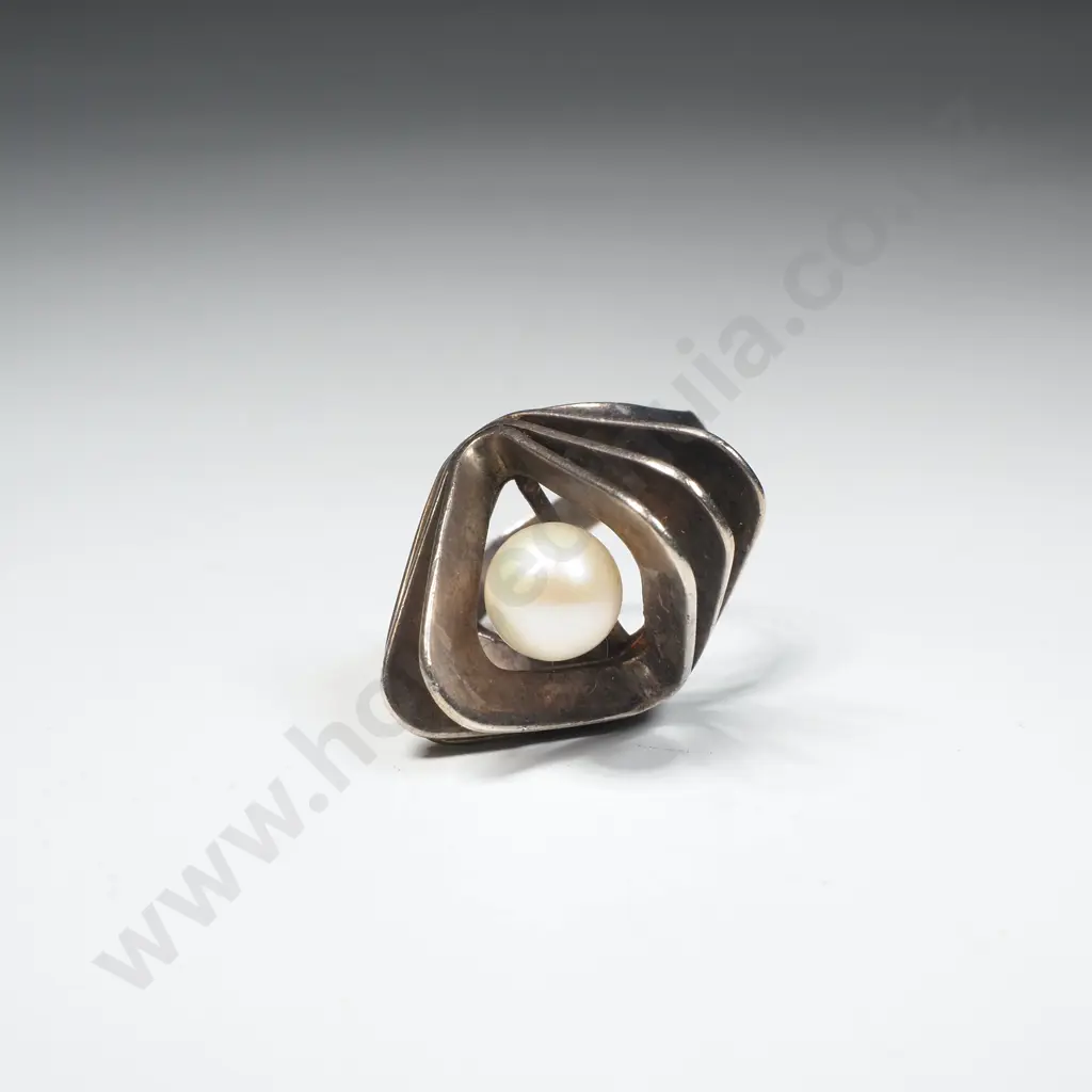 Modernist Silver Ring w Abstract Design & Central Pearl Image 1++