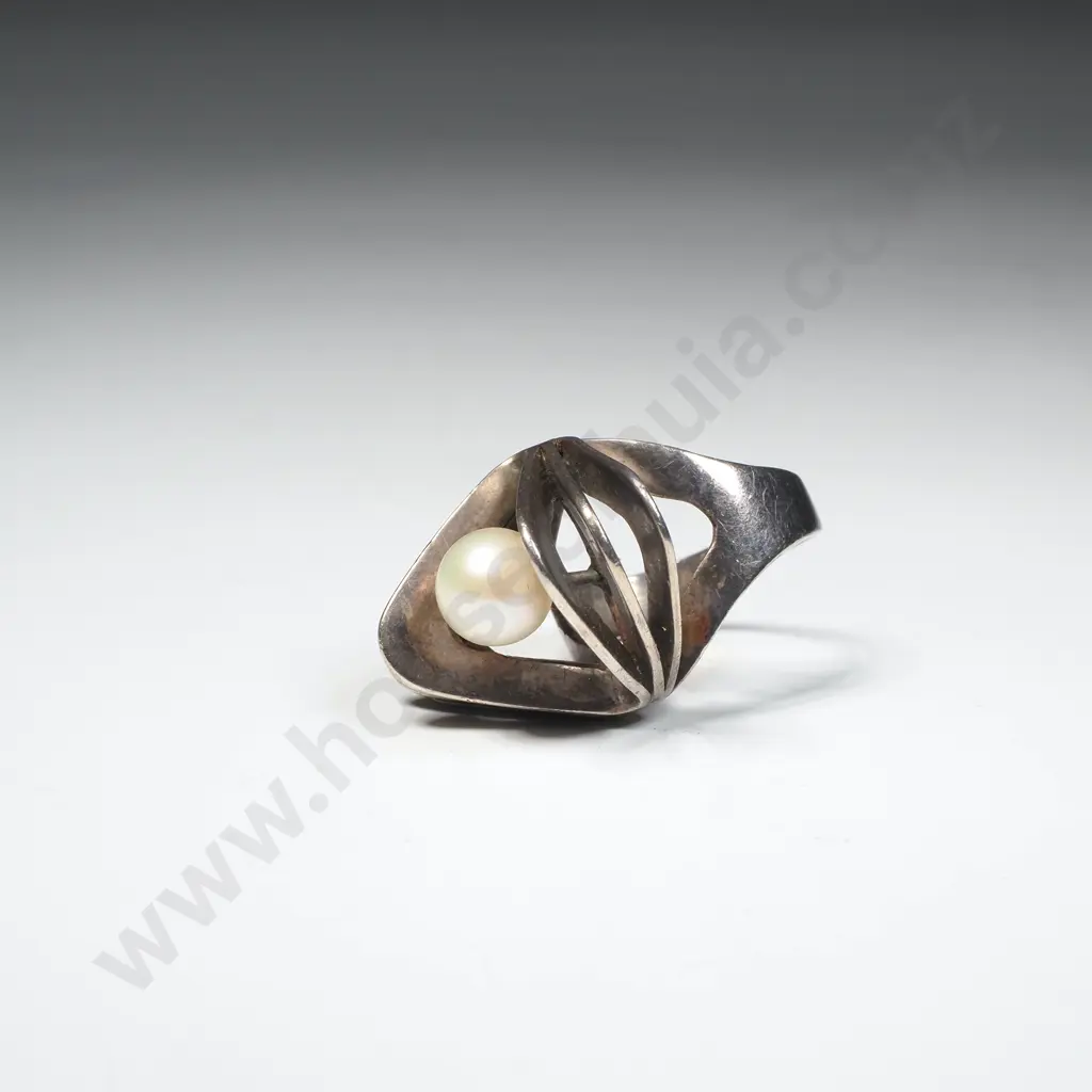 Modernist Silver Ring w Abstract Design & Central Pearl Image 1++