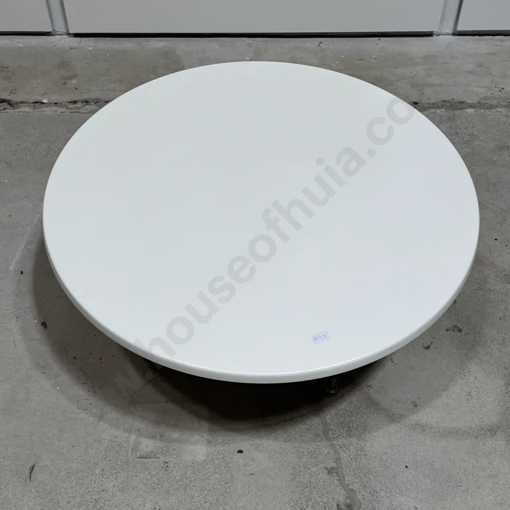 White Round Coffee Table with Polished Chrome Star Base, In the Manner of Pastoe Image 1++