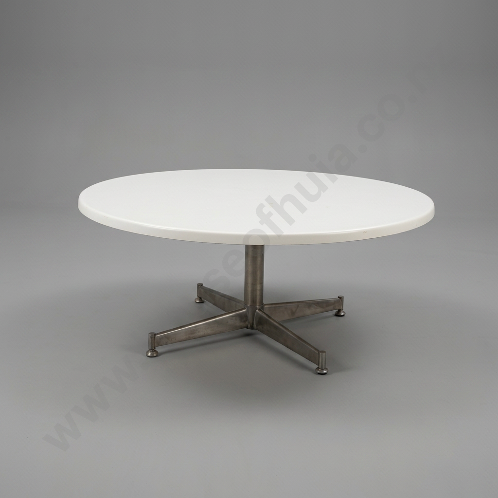 White Round Coffee Table with Polished Chrome Star Base, In the Manner of Pastoe Image 1++