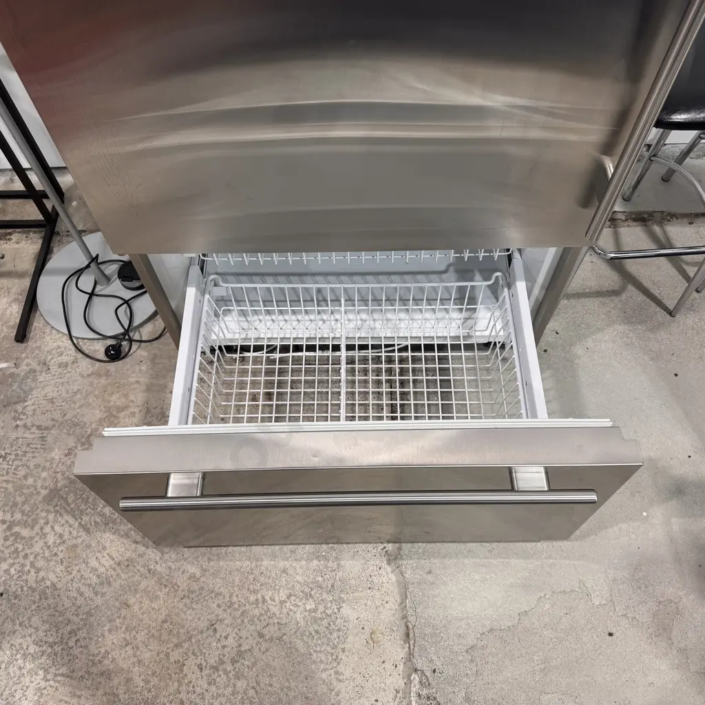 Sub-Zero Built-In Stainless Steel Refrigerator w Bottom Freezer Drawer, RRP Approx. $35,995 Image 1++