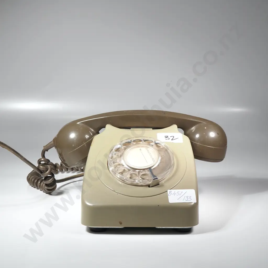 1970s NZPO 746 Rotary Phone - Type 100 Image 1++