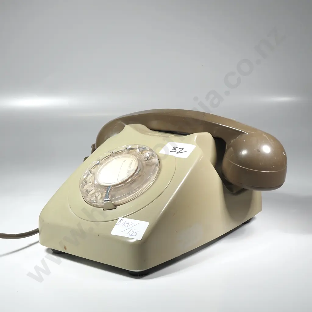 1970s NZPO 746 Rotary Phone - Type 100 Image 1++