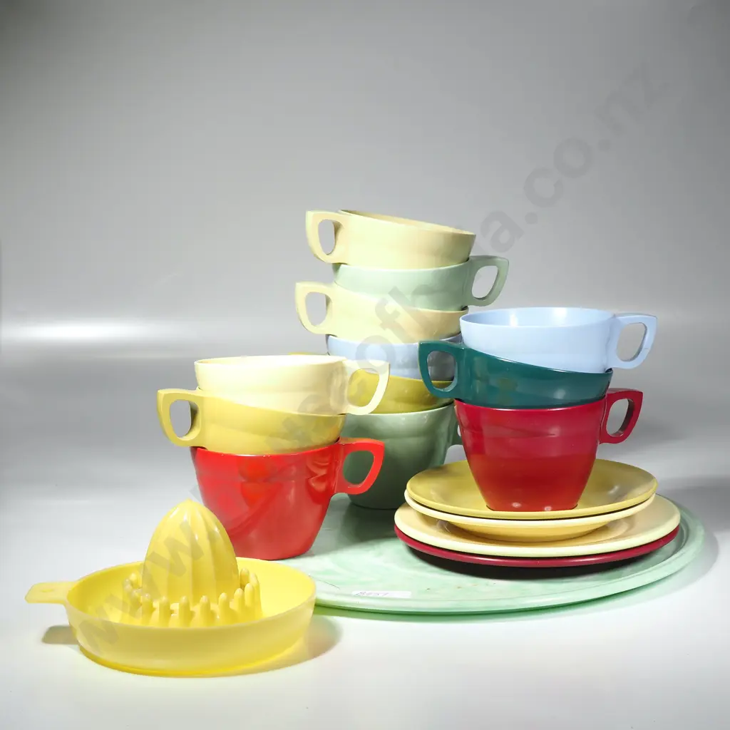 A Quantity of Mainly Duraware Cups, w Tray & Plastic Lemon Juicer Image 1++