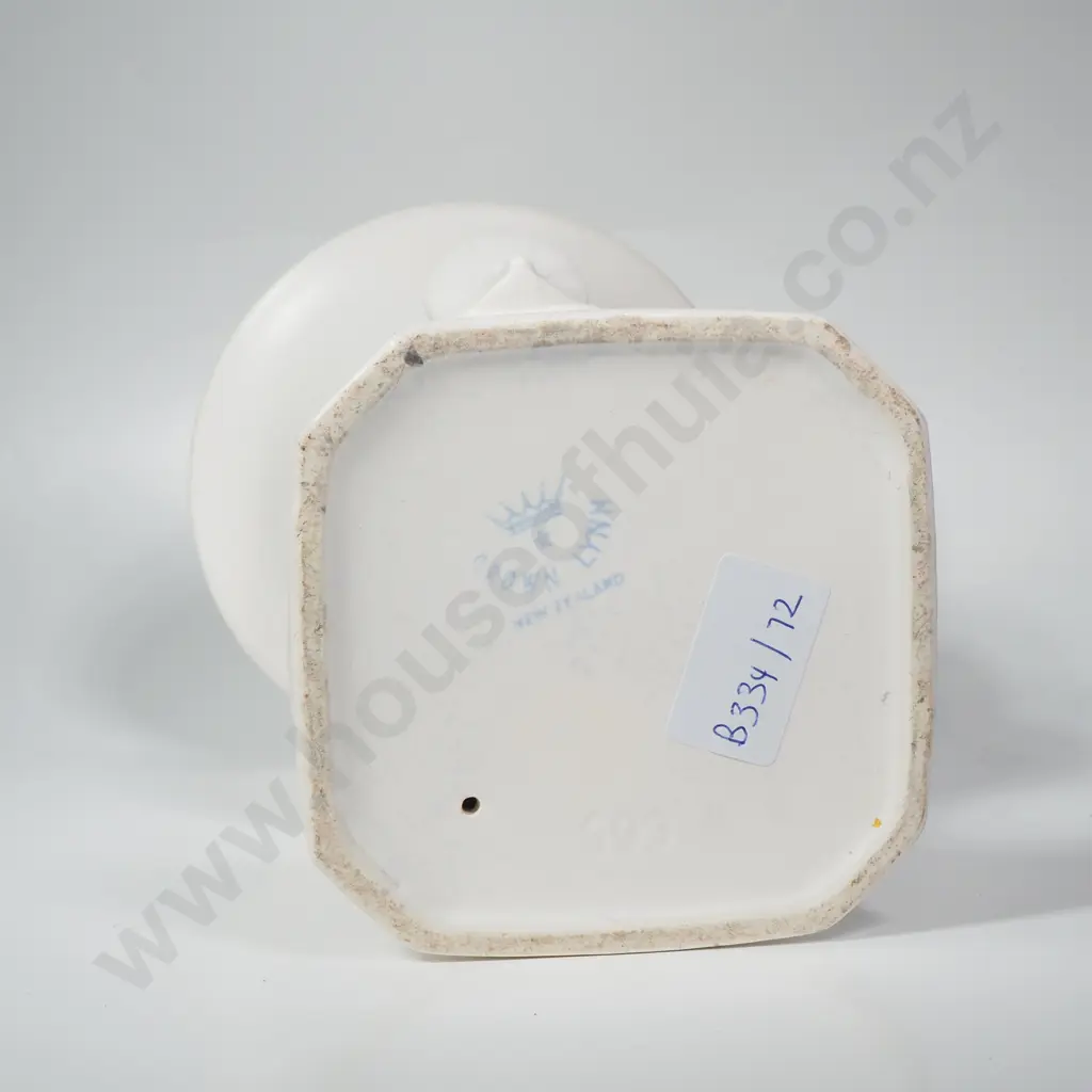 Crown Lynn White Urn w Shell Shaped Handles, Impressed No 665 AF Image 1++