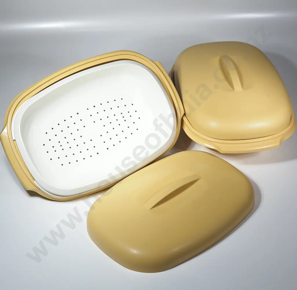 2 X Vintage Tupperware Microwave Steamers Image 1++