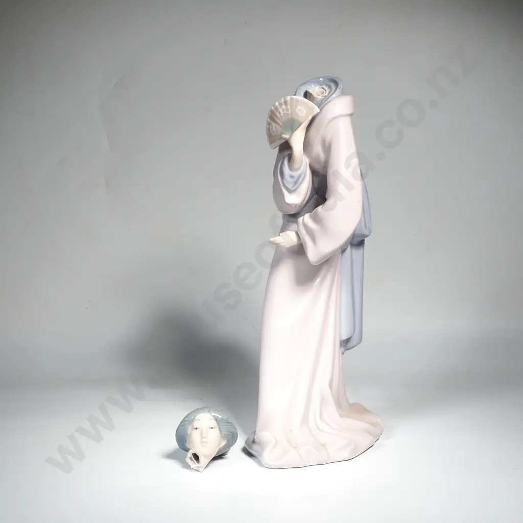 Nao By LLladro Porcelain Figure Geisha With Fan DKK 875 Image 1++
