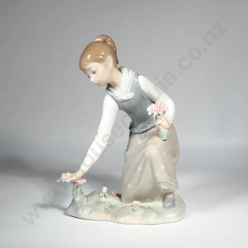 Vintage Lladro Porcelain 'Girl With Flowers', Model Number #1172 Image 1++