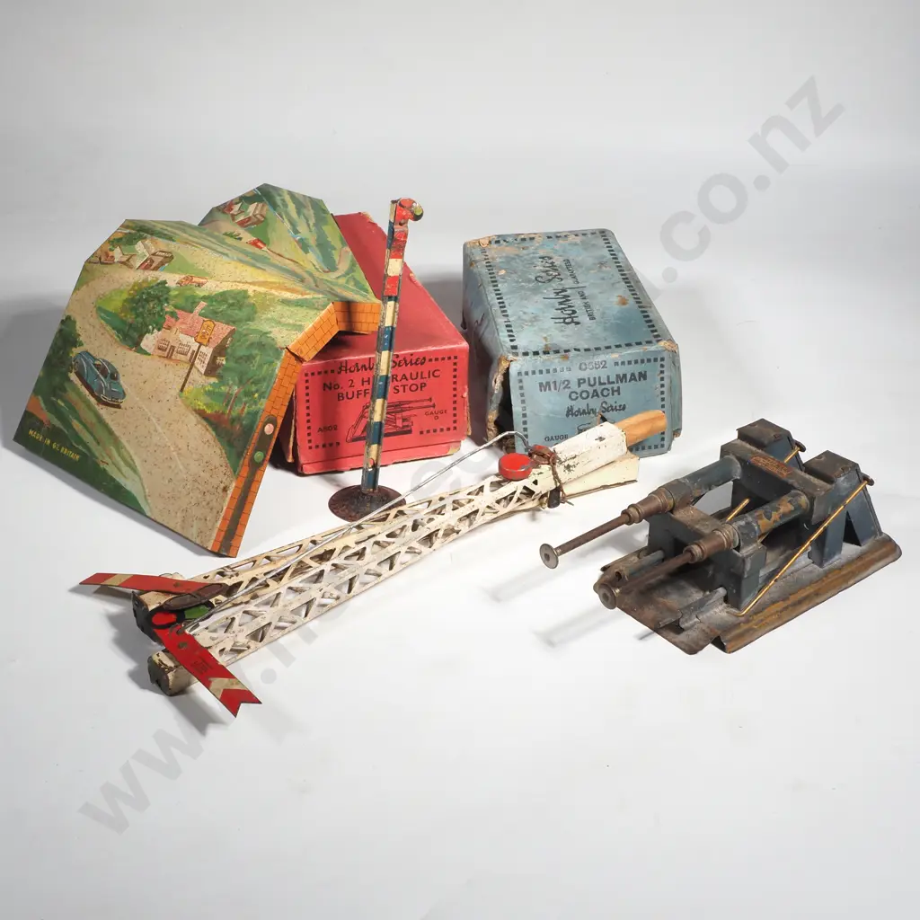 Hornby O Gauge Pullman Coach, Bridge, Buffer Stop & Signals Image 1++