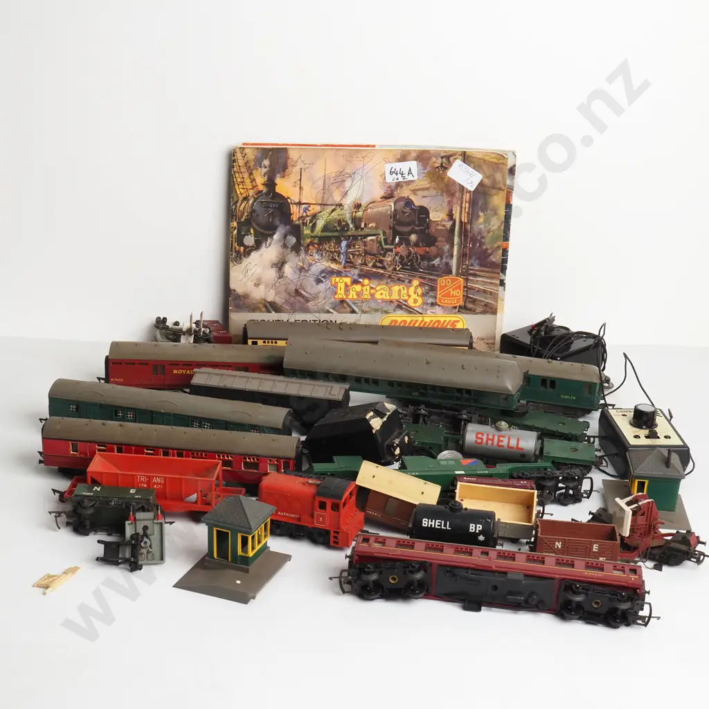 Assorted Lot of Triang Model Trains, Railway Items & 8th Edition Manual Image 1++