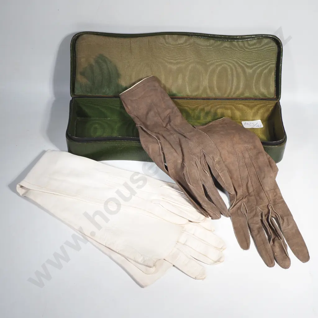 Vintage Green Glove Box w Two pairs of Kid Gloves Image 1++