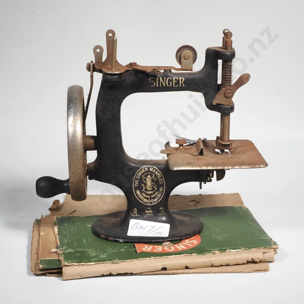 Antique Singer Model 20 Childs Sewing Machine Image 1++