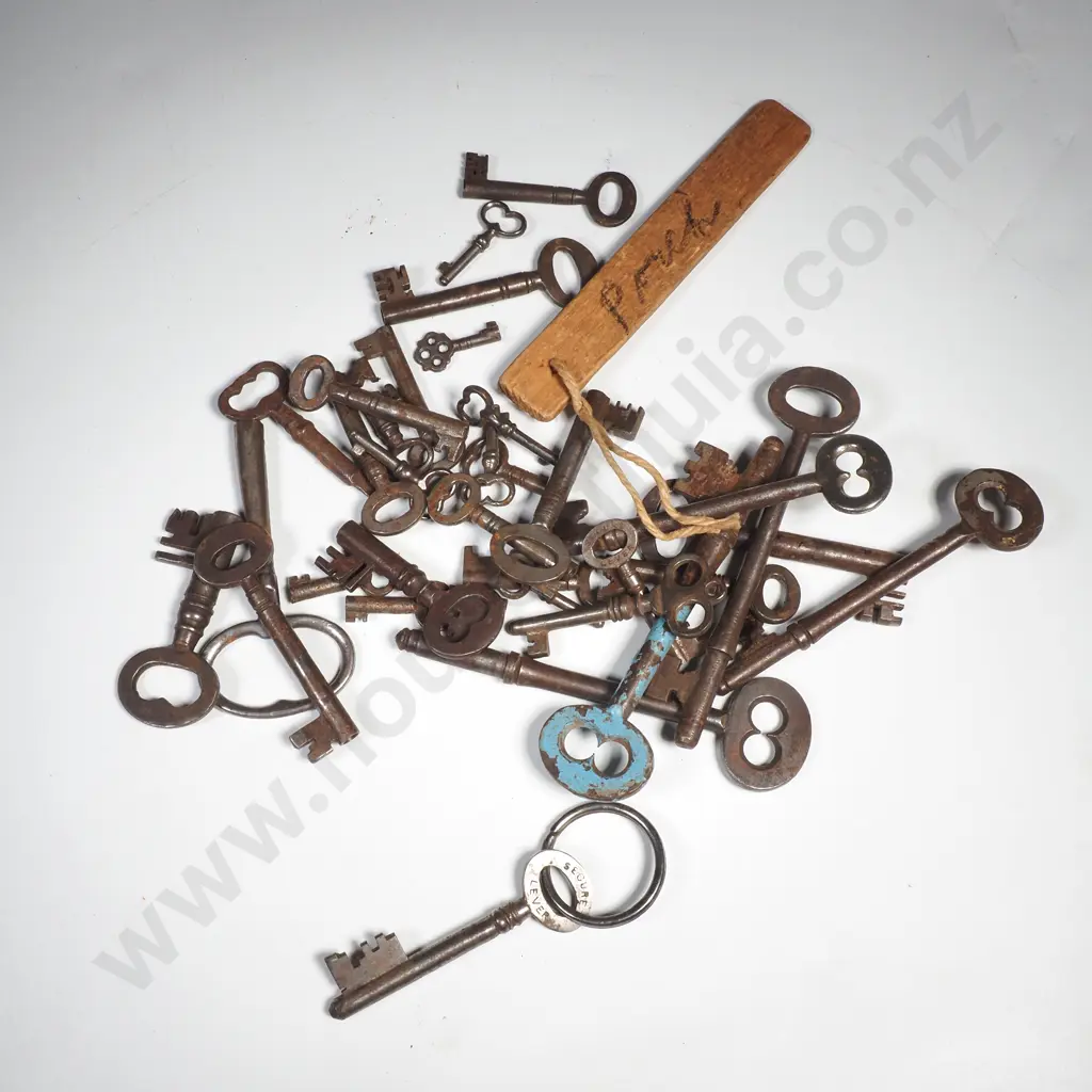 Large Collection of Vintage Keys for Cabinets, Doors & Boxes Image 1++