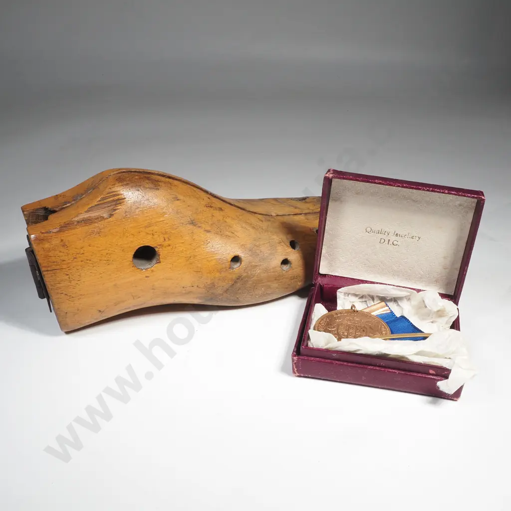 Vintage Wooden Shoe Mold & a Boxed  Royal Visit Queen Elizabeth 11 Medallion to NZ 1953-54 Image 1++