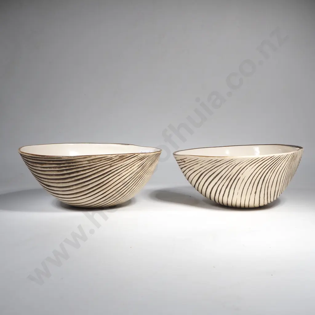 NZ Potter Royce McGlashen Cockle Shell Bowls x2 Image 1++
