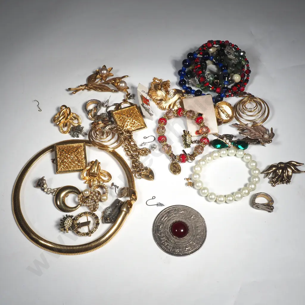 Bag of Assorted Costume Jewellery Image 1++