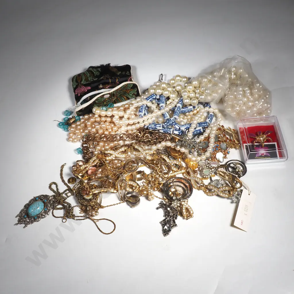 Bag of Assorted Costume Jewellery Image 1++