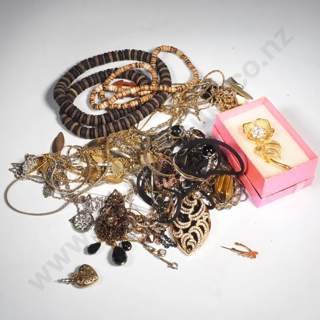 Bag of Assorted Mostly Gold Tone Costume Jewewllery Image 1++