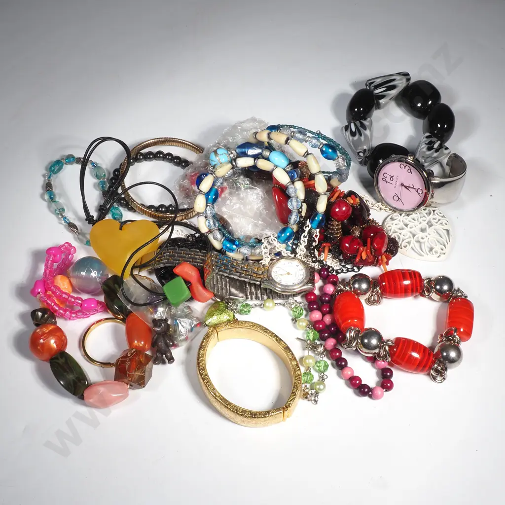 Bag of assorted Costume Jewellery Image 1++