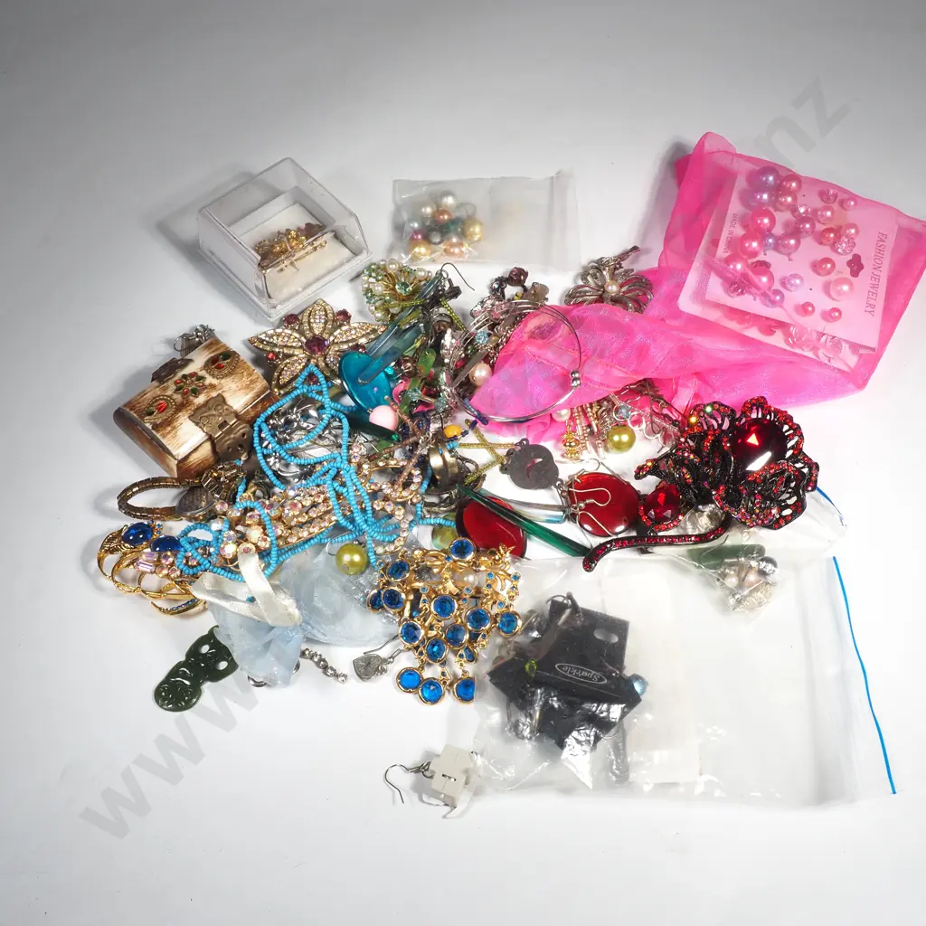 Bag of Assorted Costume Jewellery Image 1++