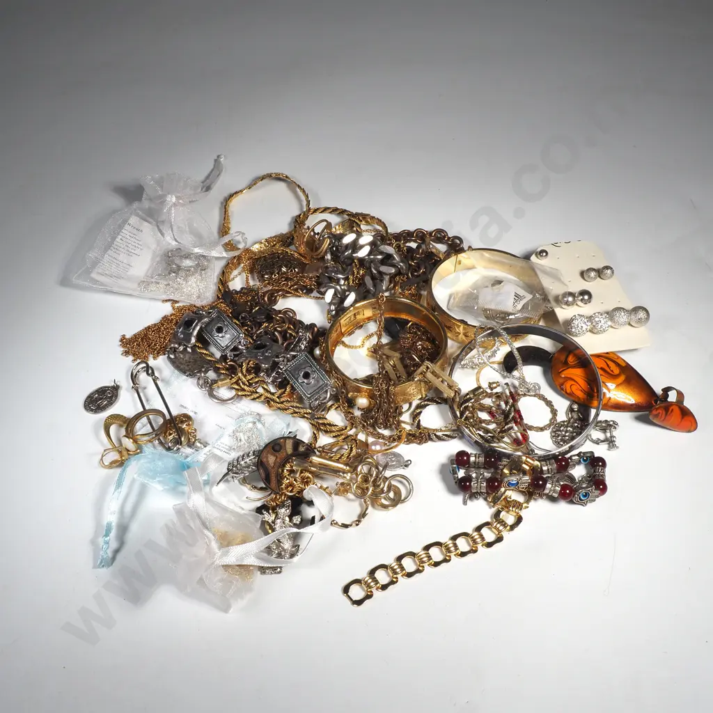 Bag of Assorted Costume Jewellery Image 1++