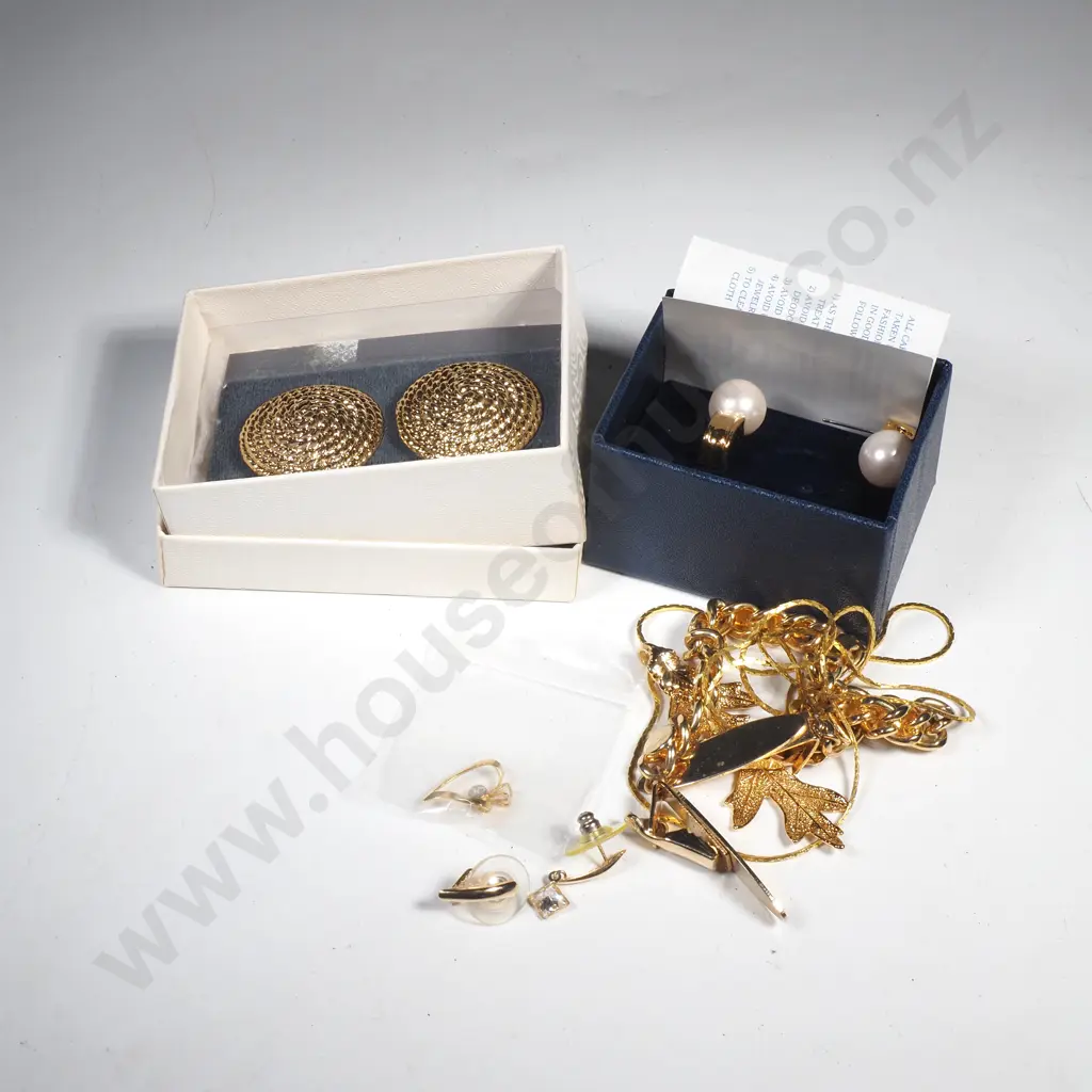 Collection of Gold Coloured Jewellery to Include Pendant, Earrings & Bracelet Image 1++