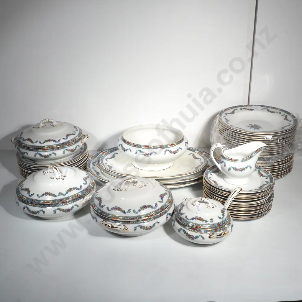 Extensive Losol Ware Lynn Keeling Chelsea Dinner Set with Floral Decoration on a White Ground Image 1++