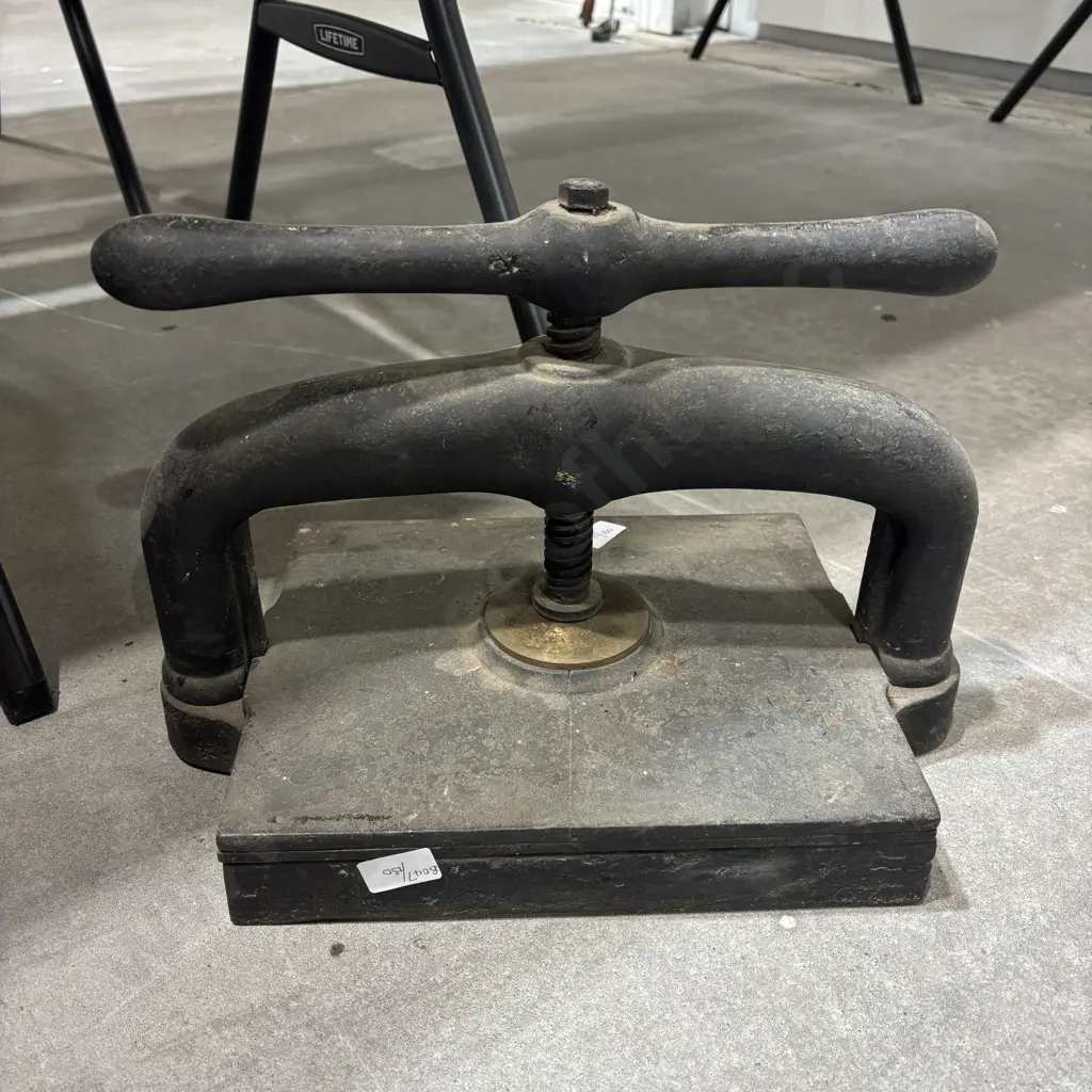 Vintage Cast Iron Book Press Image 1++