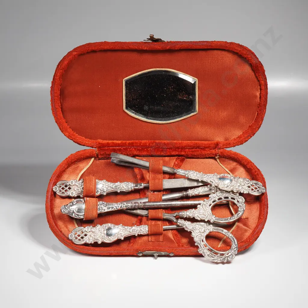 Cased sterling silver handled six piece manicure and boot hook set, HM Chester 1905 Image 1++