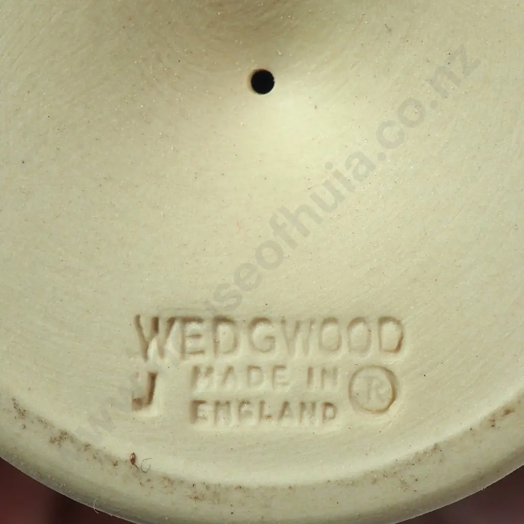 Primrose Yellow Wedgwood Pedestal Egg Cup w Stylised Leaf Decoration Image 1++