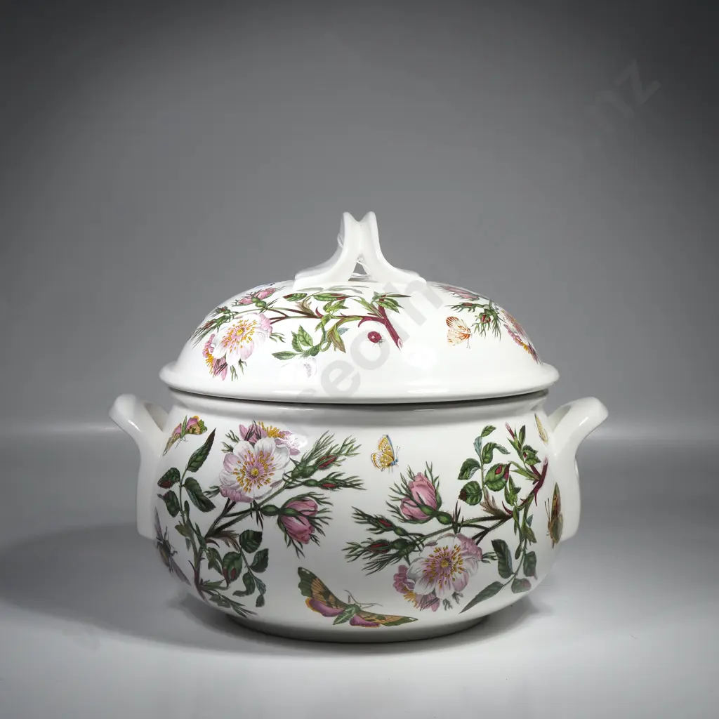 Portmeirion Botanic Garden Christmas Rose 21/2 Quart Round Covered Casserole Dish Image 1++