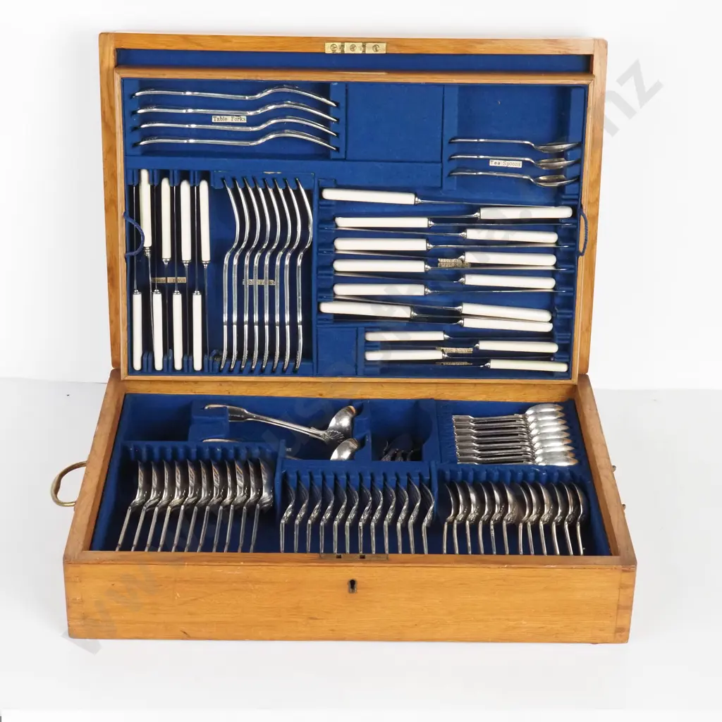 Oak Boxed Twelve Setting Silver Plate Fiddle, Thread & Shell Flatware Setting Comprising Eighty Four Pieces Image 1++