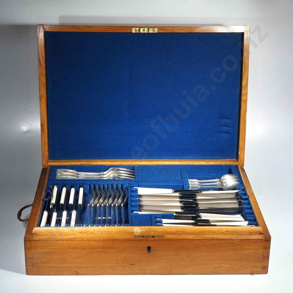 Oak Boxed Twelve Setting Silver Plate Fiddle, Thread & Shell Flatware Setting Comprising Eighty Four Pieces Image 1++